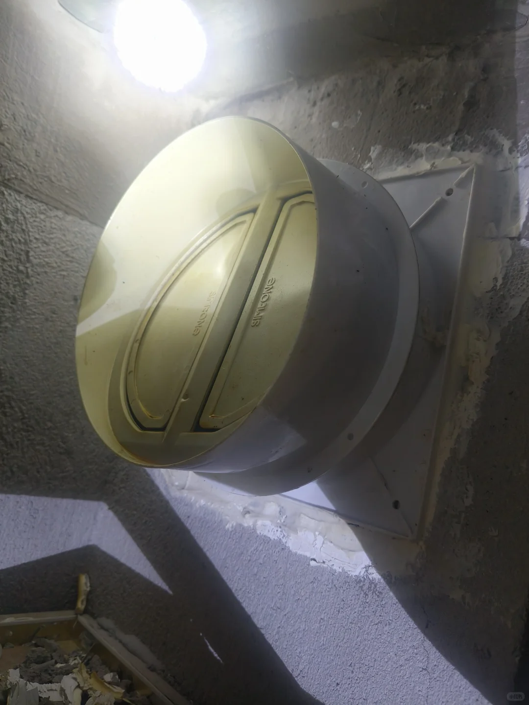 止逆阀安装时的小疏忽导致油烟机排烟不畅！