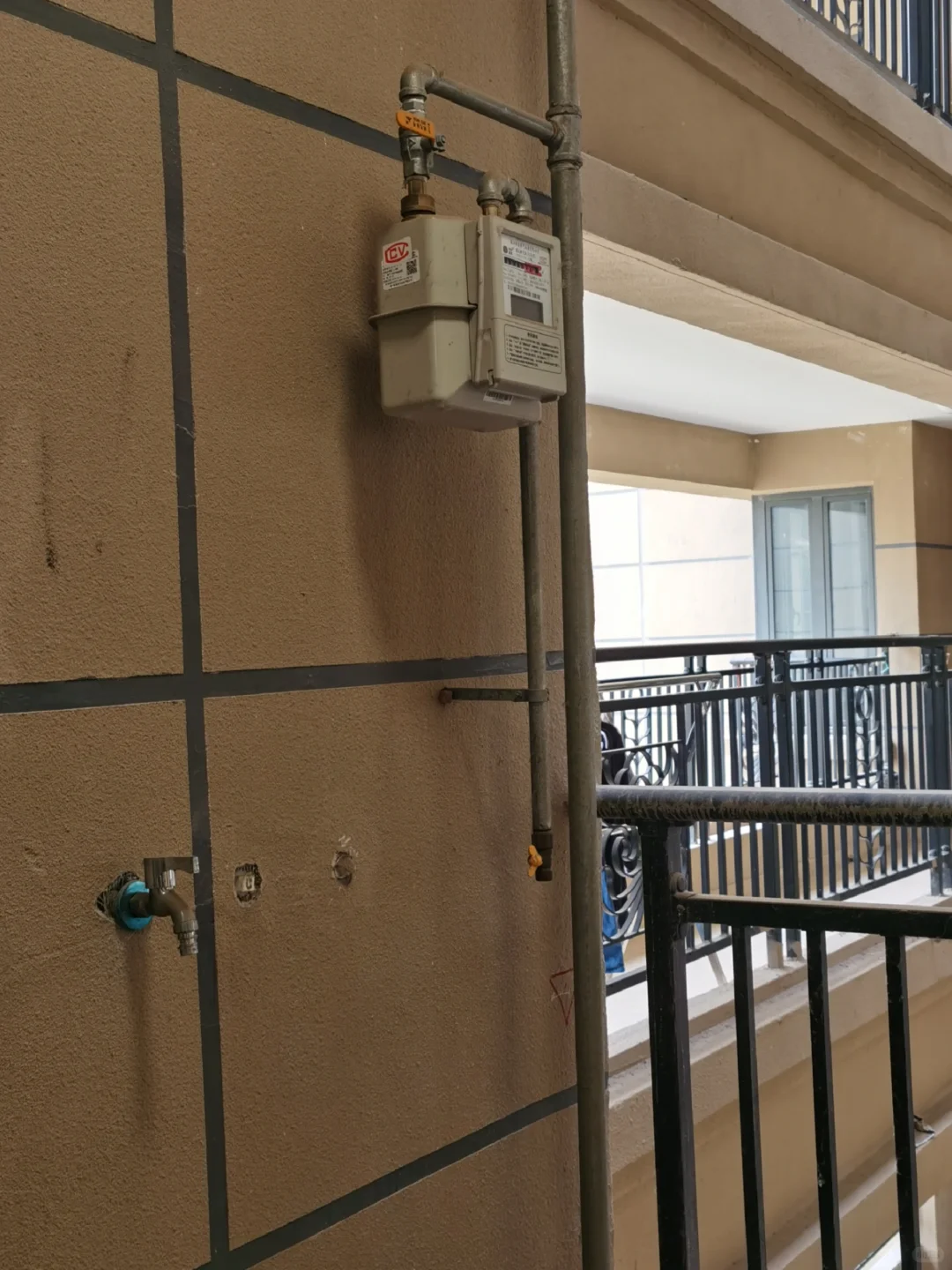 精装房的这个太阳能热水器就很鸡肋?