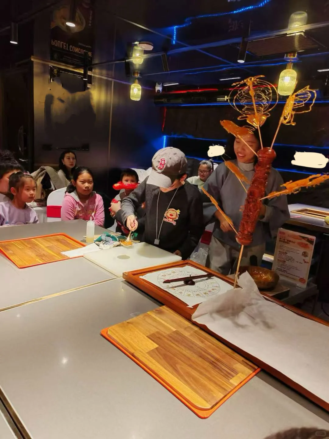 巧手绘糖画,甜蜜传非遗?