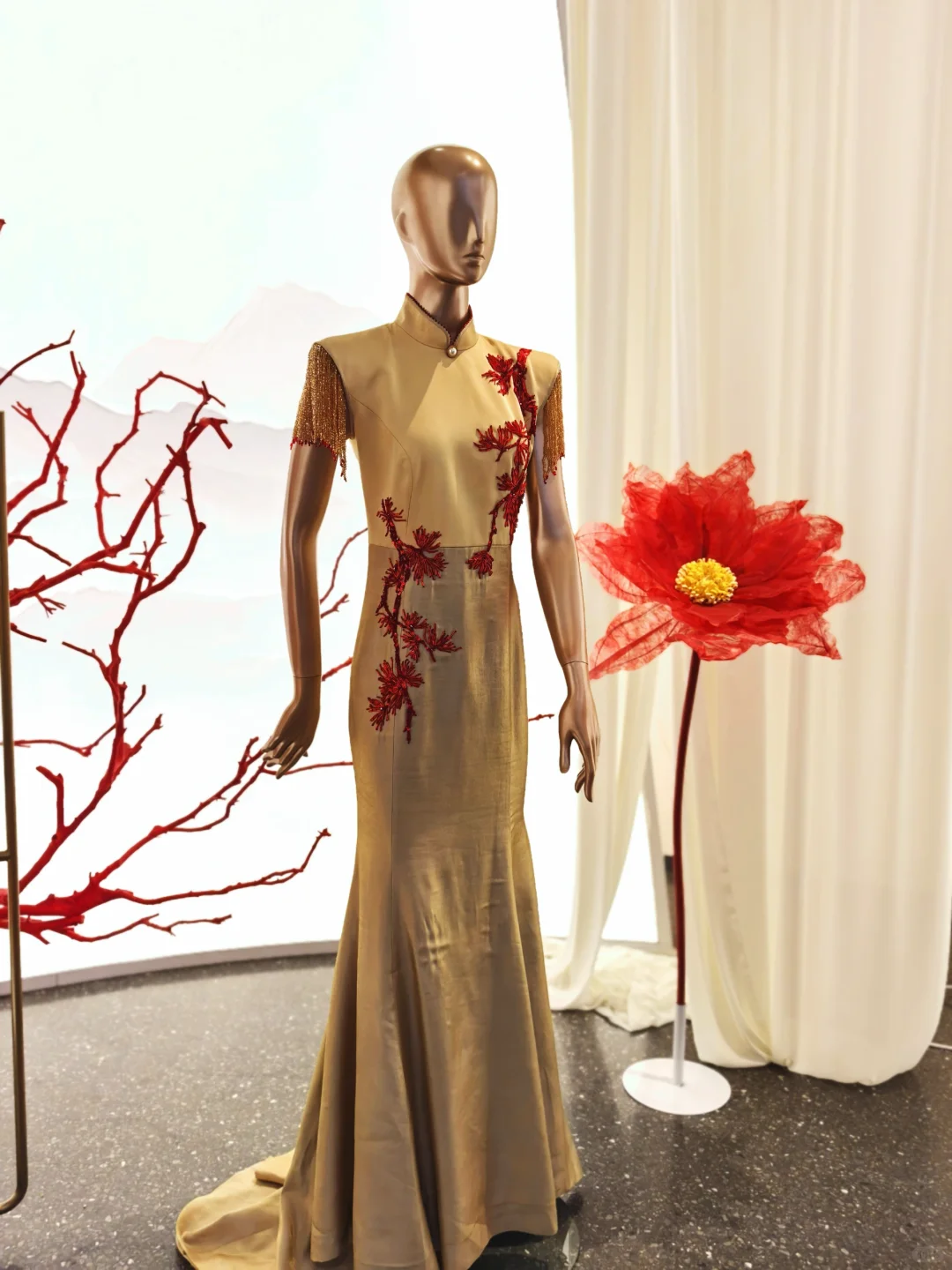 尚街新中式的NANCY孙品牌明星礼服展