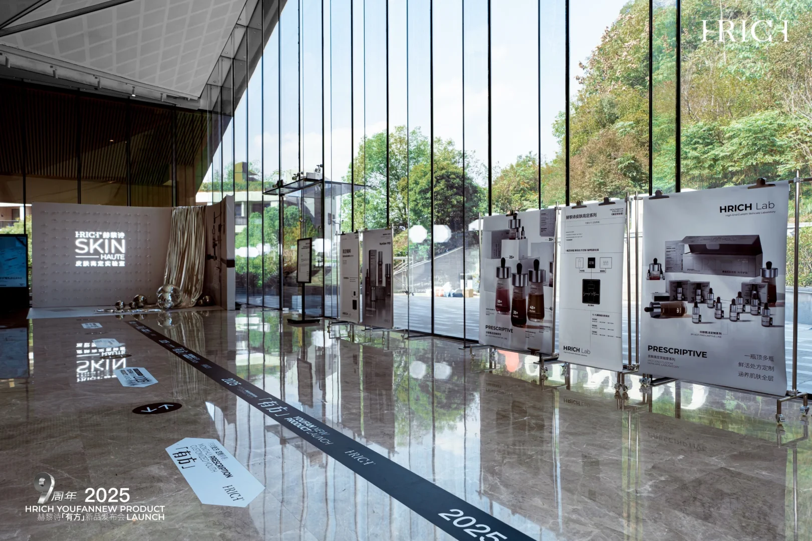 这是走进美术馆了吗,赫黎诗