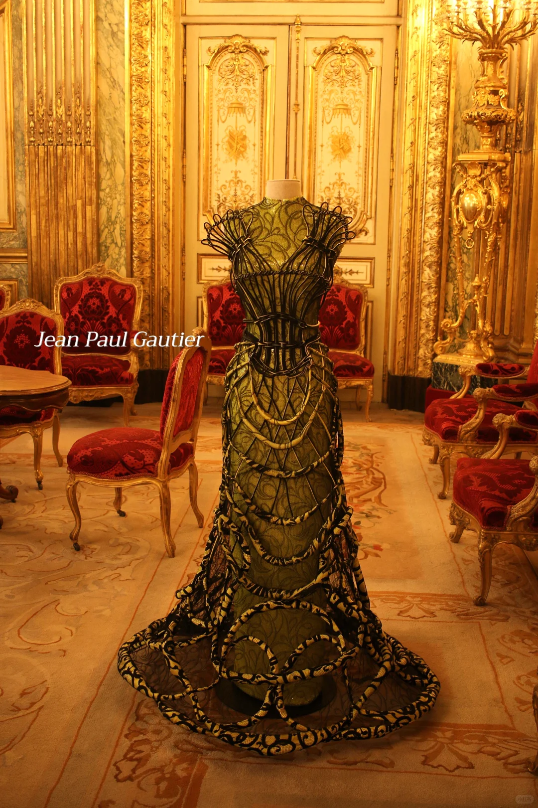 卢浮宫高定展:翻开一部立体的时尚史