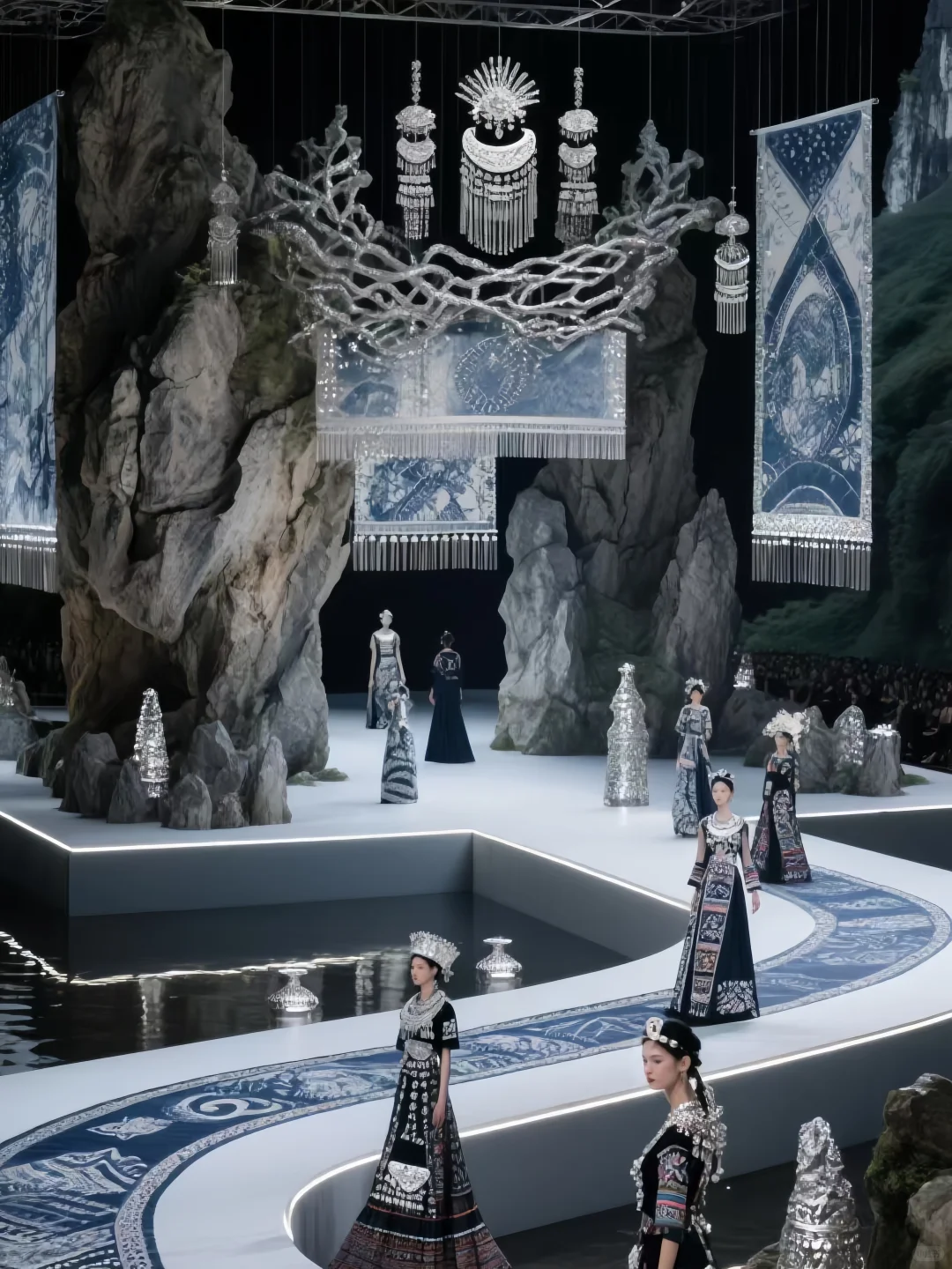 国庆炸场！苗族蜡染+苗银在喀斯特秀场封神