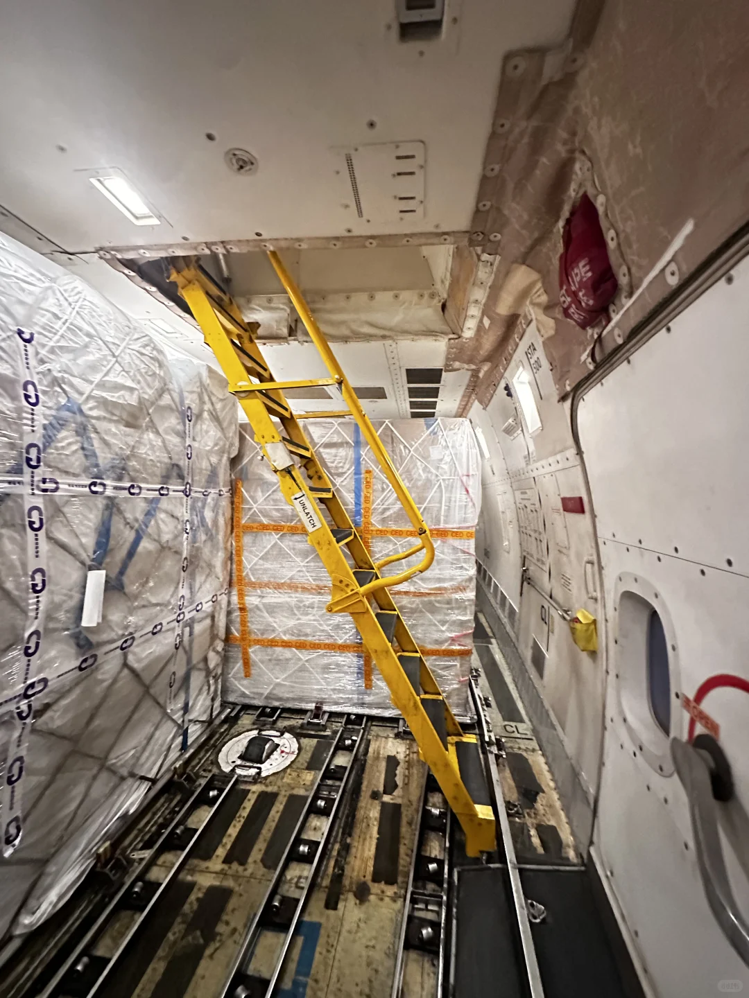 谁懂呀！飞了十几个小时还要爬大黄梯子