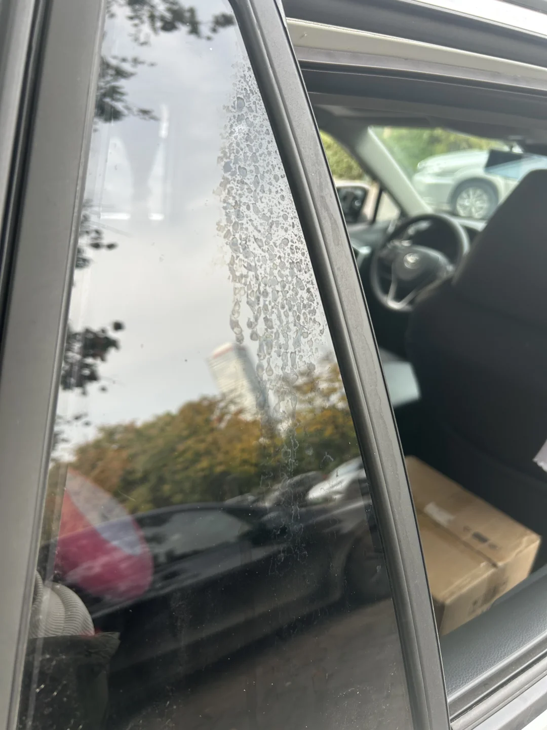 车玻璃占了不明液体，怎么才能擦掉。