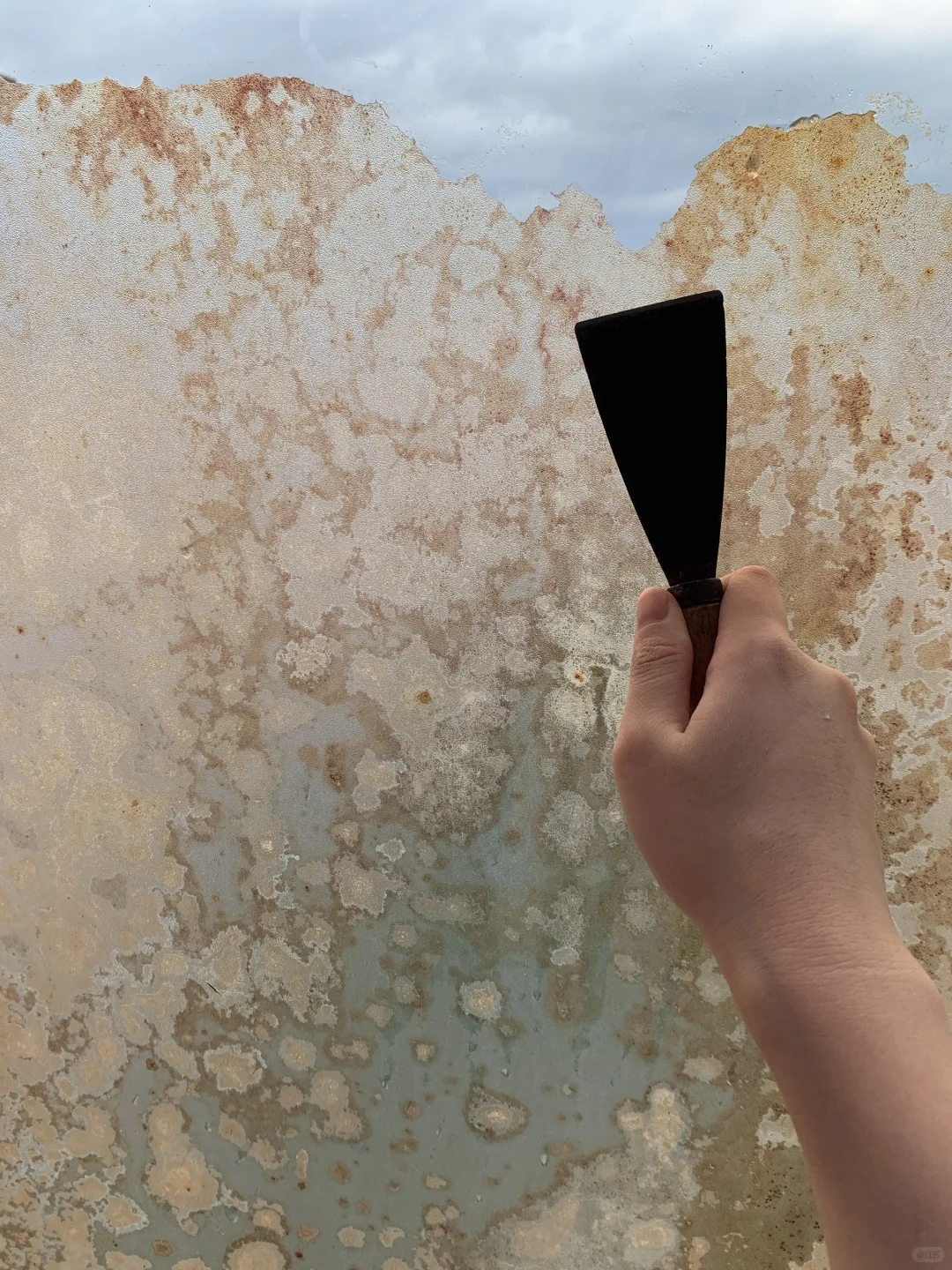 铲除阳台上的玻璃贴膜