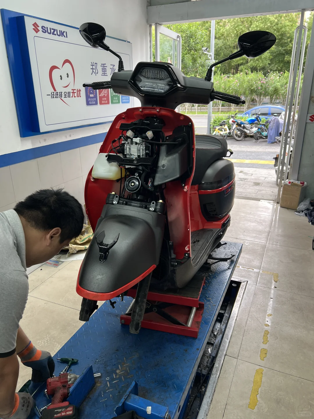 24款维多利亚更换前避震弹簧