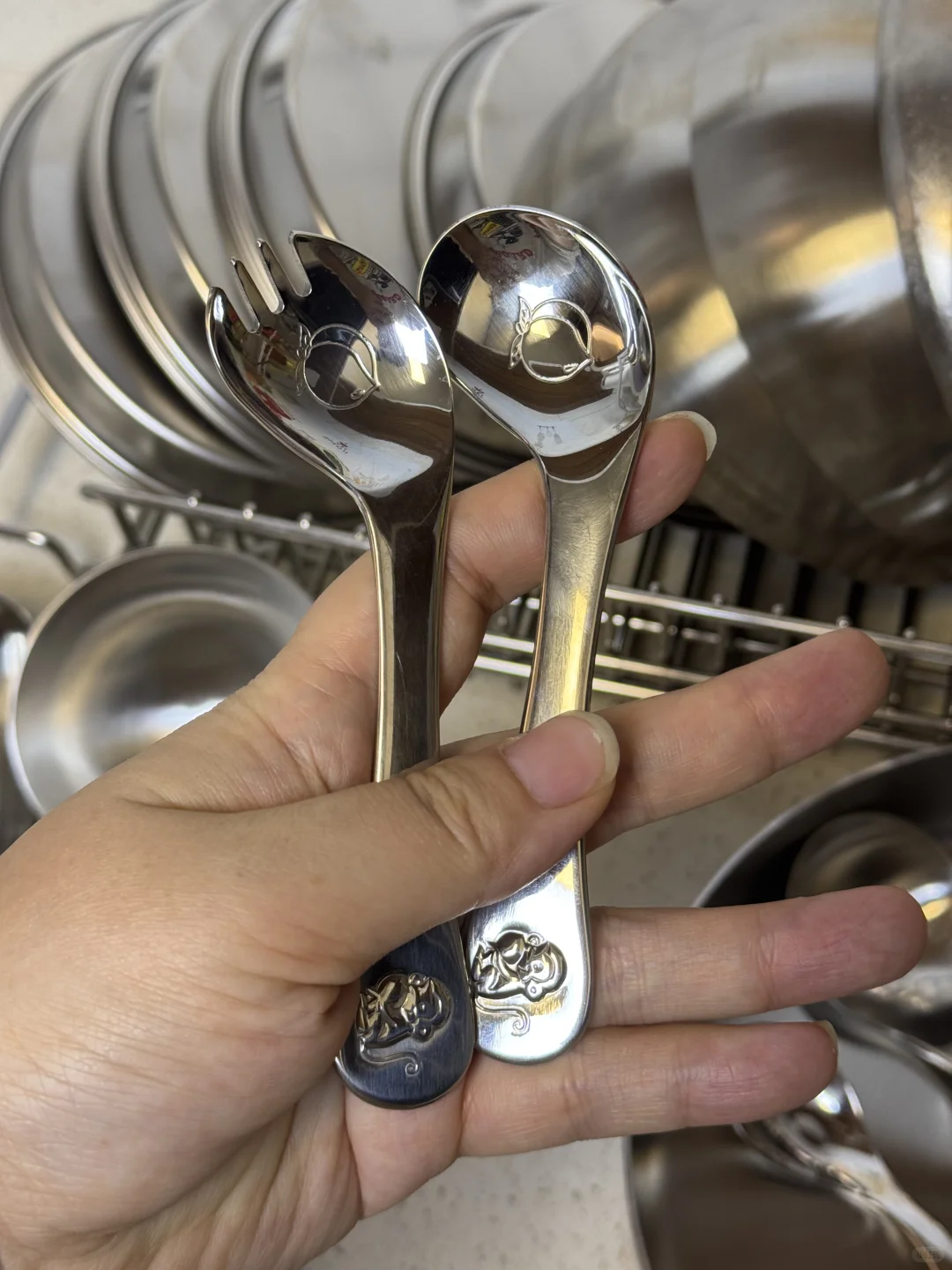 别人都有好看的碗碟只有我是冰冷的不锈钢