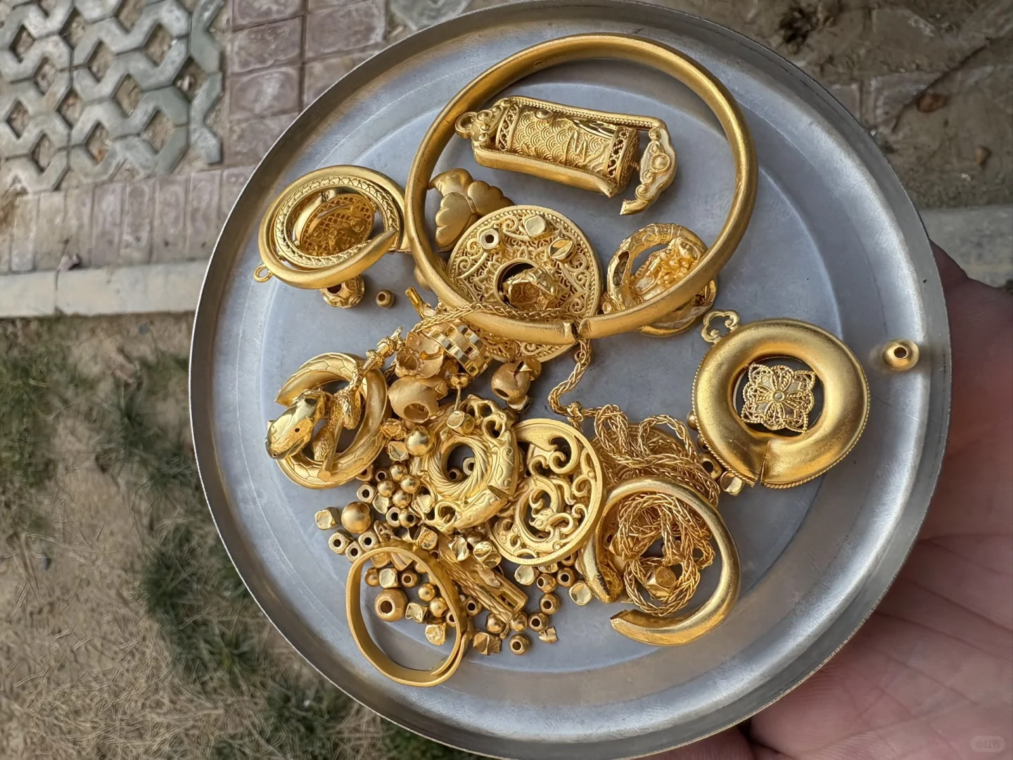 乌鲁木齐出门看国际金价960一克真的收不起