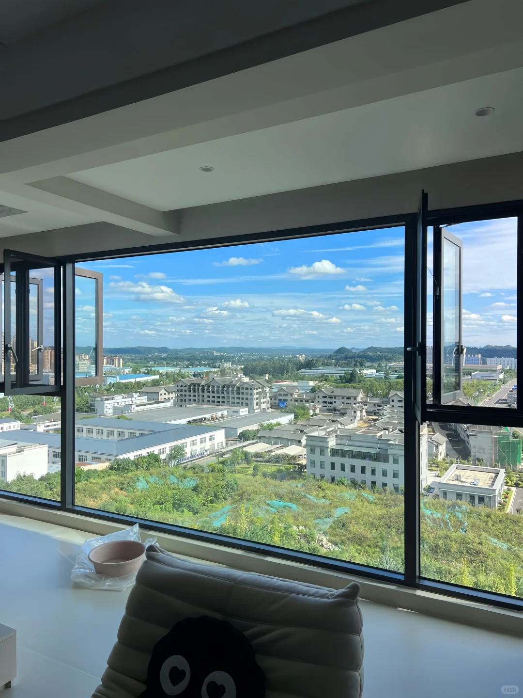 平开窗 VS 推拉窗，一招教你选对窗！