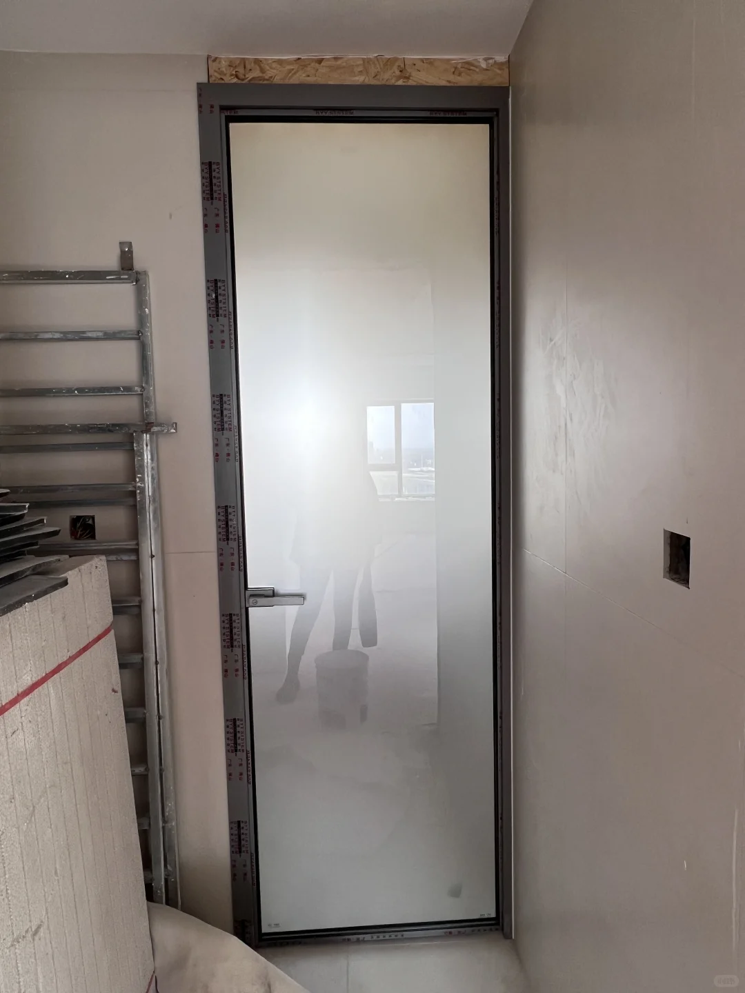 翻车？卫生间门颜色好像搞错，茶色玻璃变色了