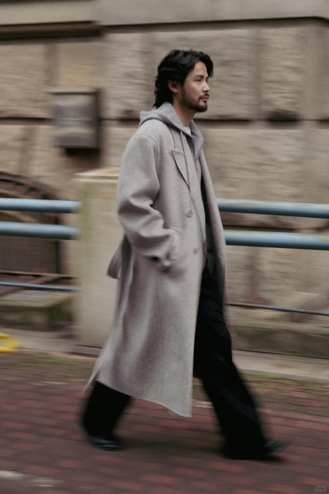 在流动的街景中，自由律动