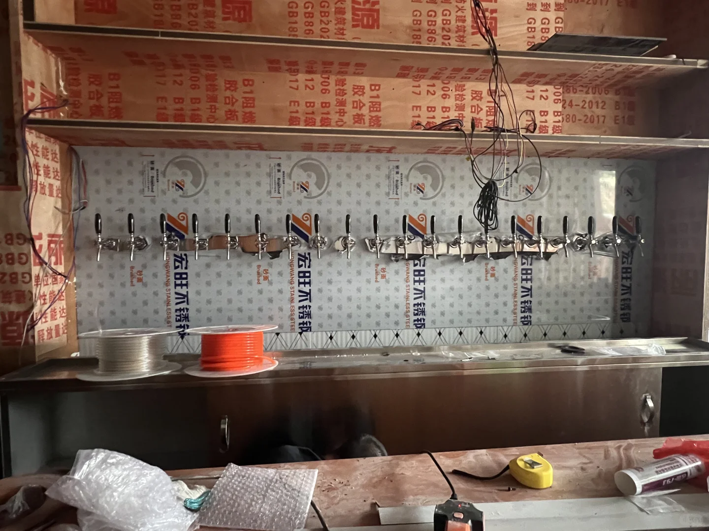 精酿小酒馆设备安装调试中