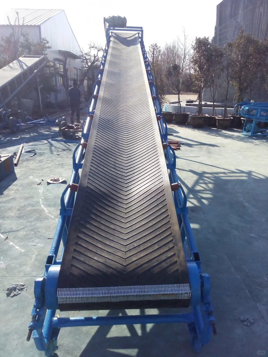 董事们可以考虑整一个运输带