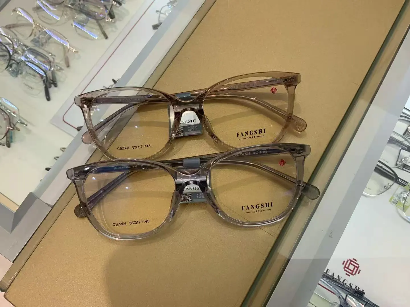 一镜两用，舒适视觉，室内户外透光感变色