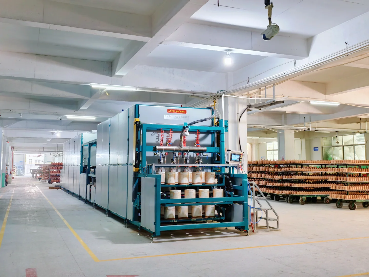 赛博朋克风顺美陶瓷智能车间