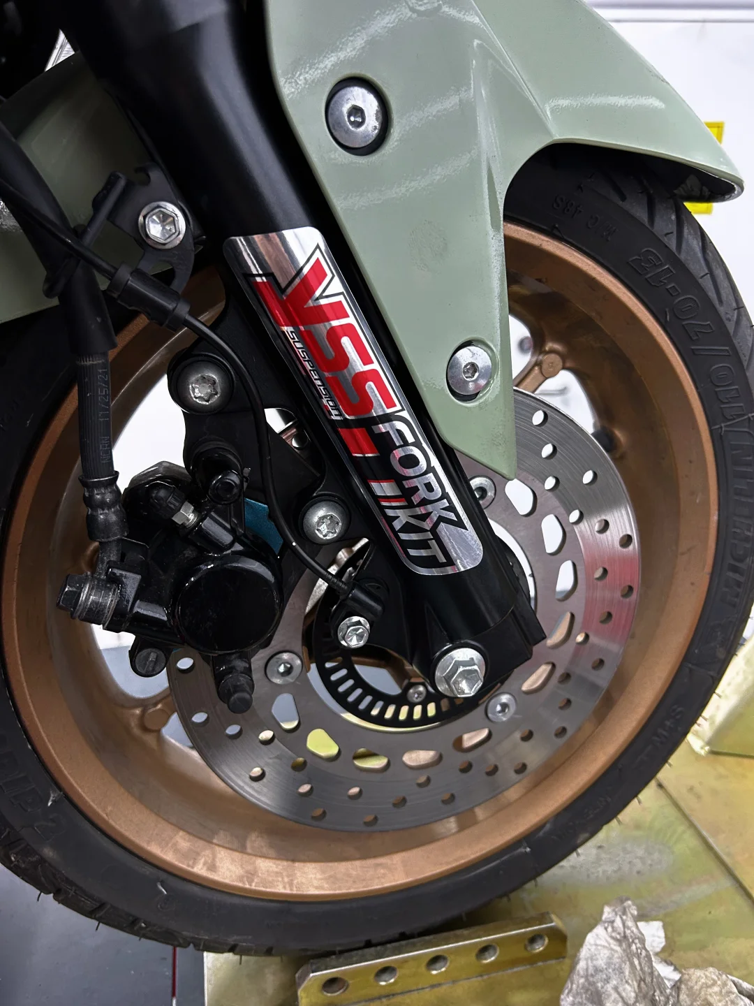 ?给小绿换yss前减震弹簧！