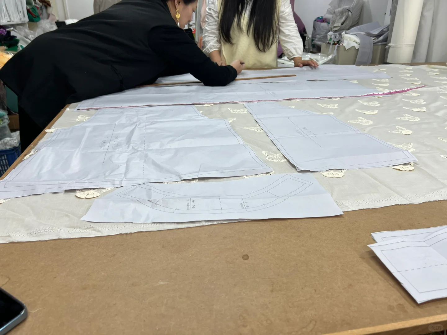 ?服装设计师的魔法日常：揭秘打版与裁剪的
