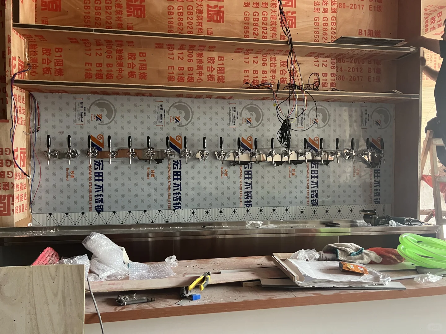 精酿小酒馆设备安装调试中