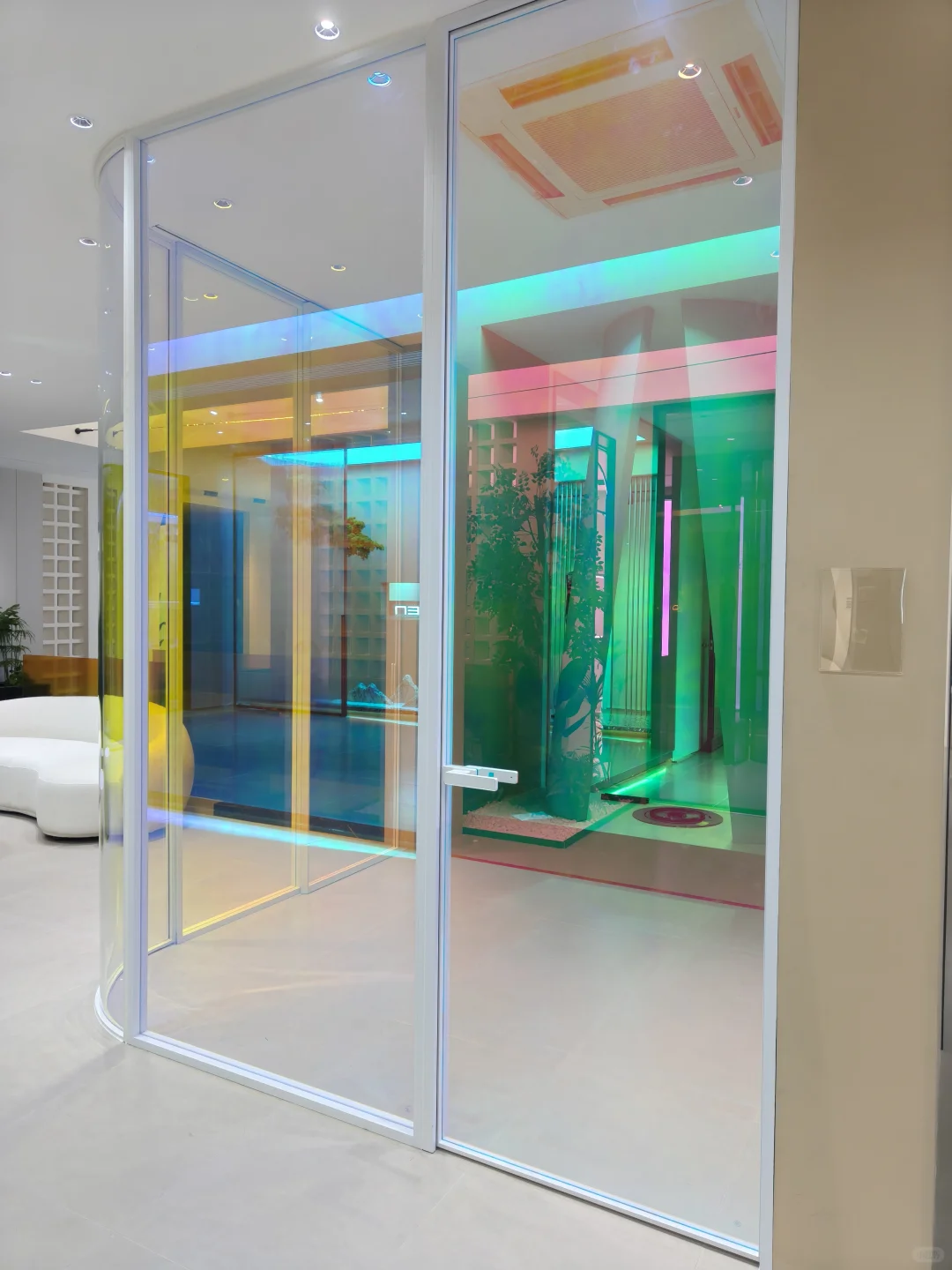 炫彩镭射玻璃门真的很难评?