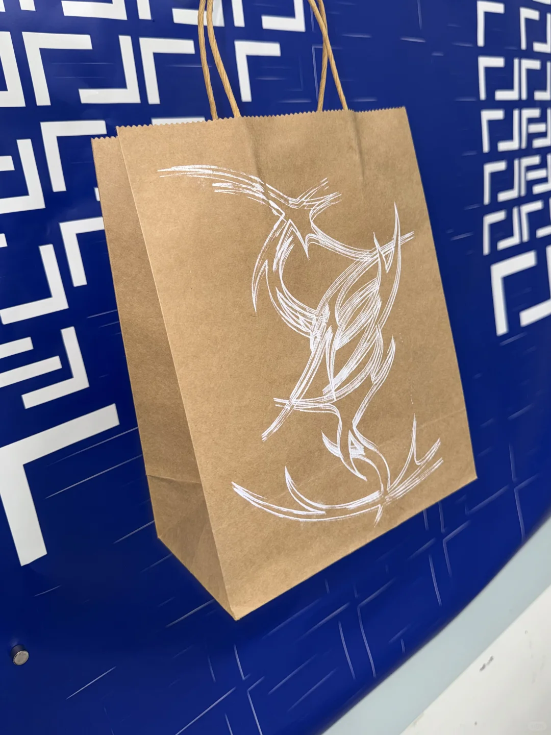 在围裙上印了自己做的logo