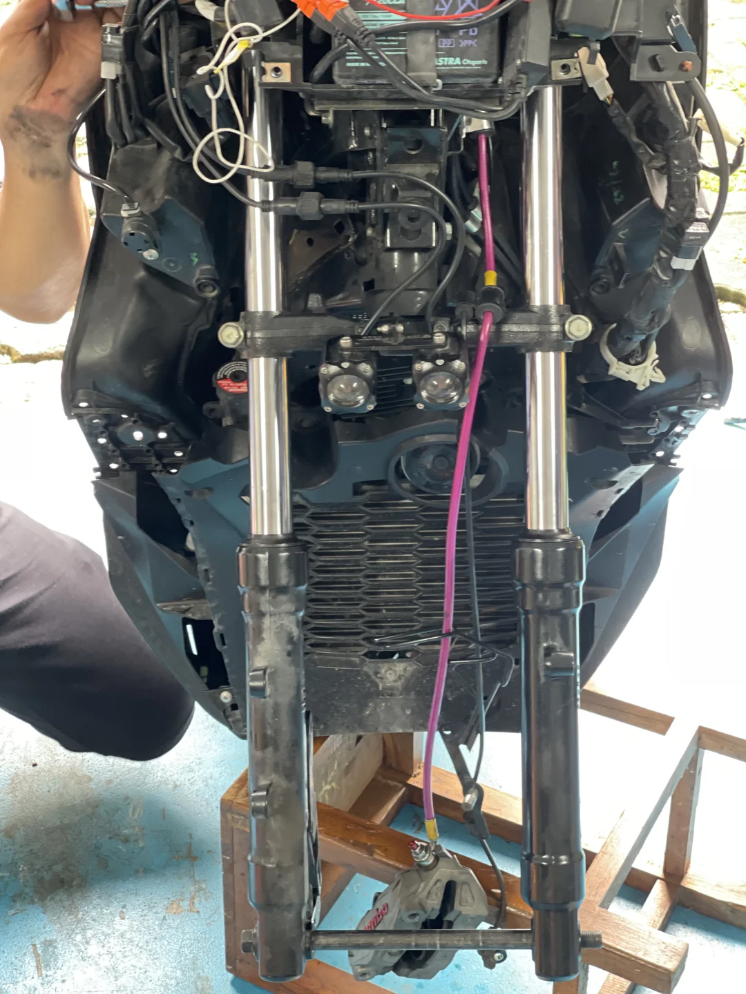 Xmax300更换前避震弹簧