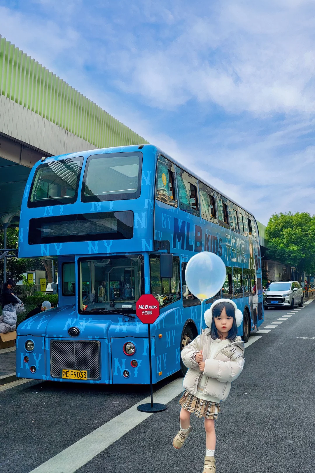 谁懂啊‼️在上海街头偶遇MLBKIDS老花巴士?