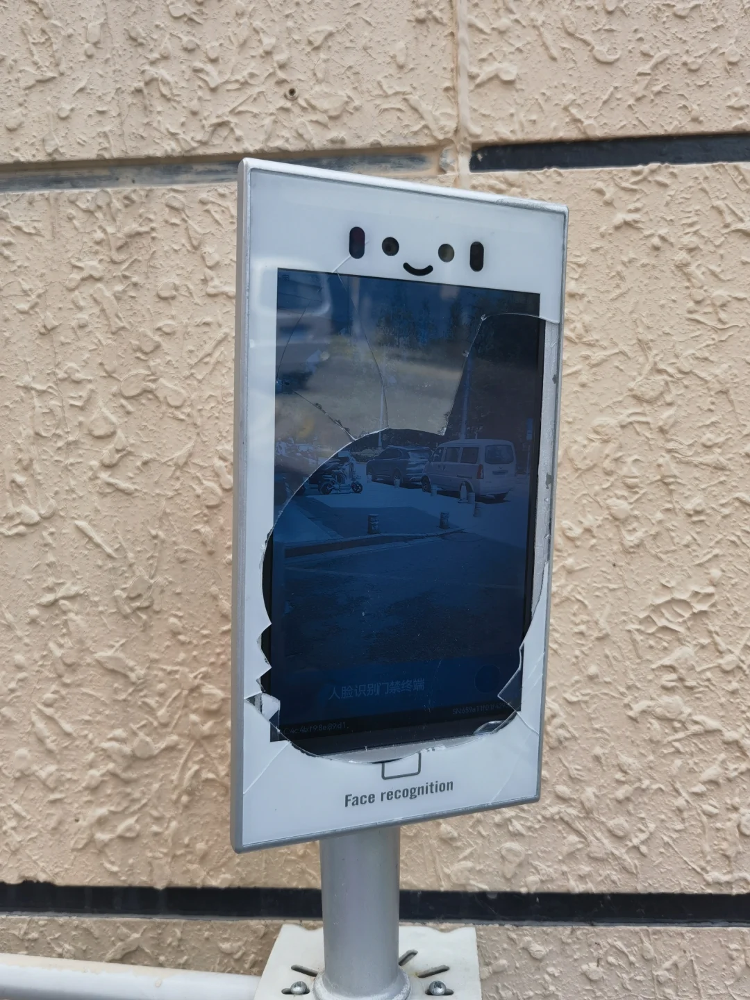 人脸识别门禁终端玻璃面板破碎（已完结）