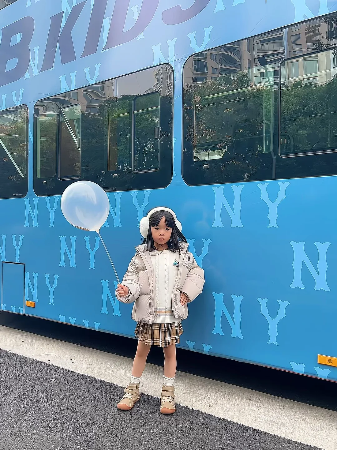 谁懂啊‼️在上海街头偶遇MLBKIDS老花巴士?