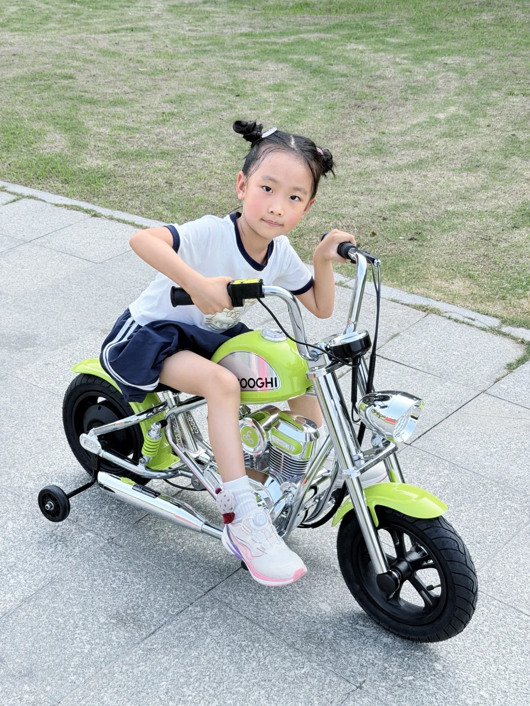 人类幼崽也骑上「哈雷」啦?小区炸街王来咯?