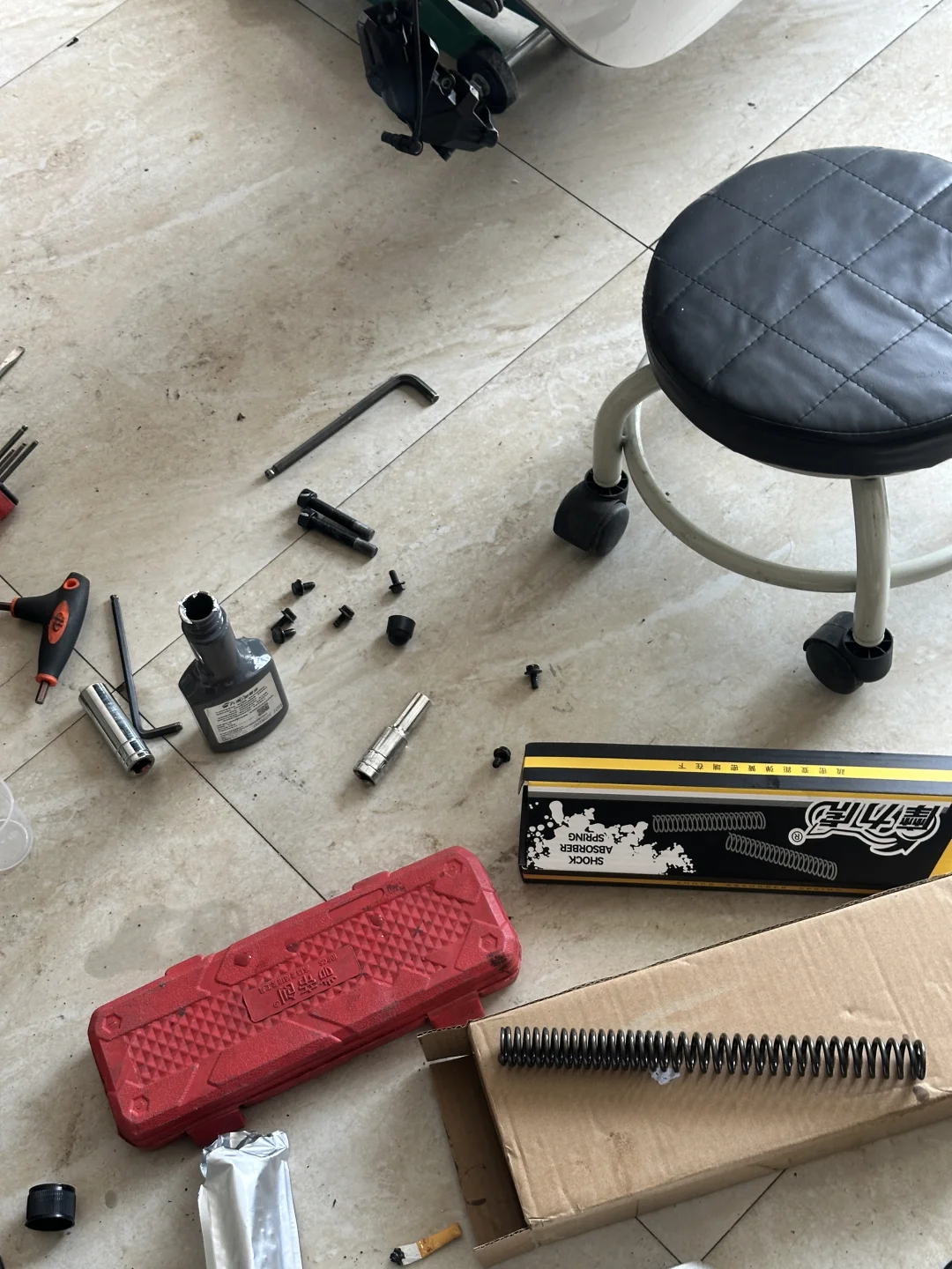 电动车前减震弹簧更换