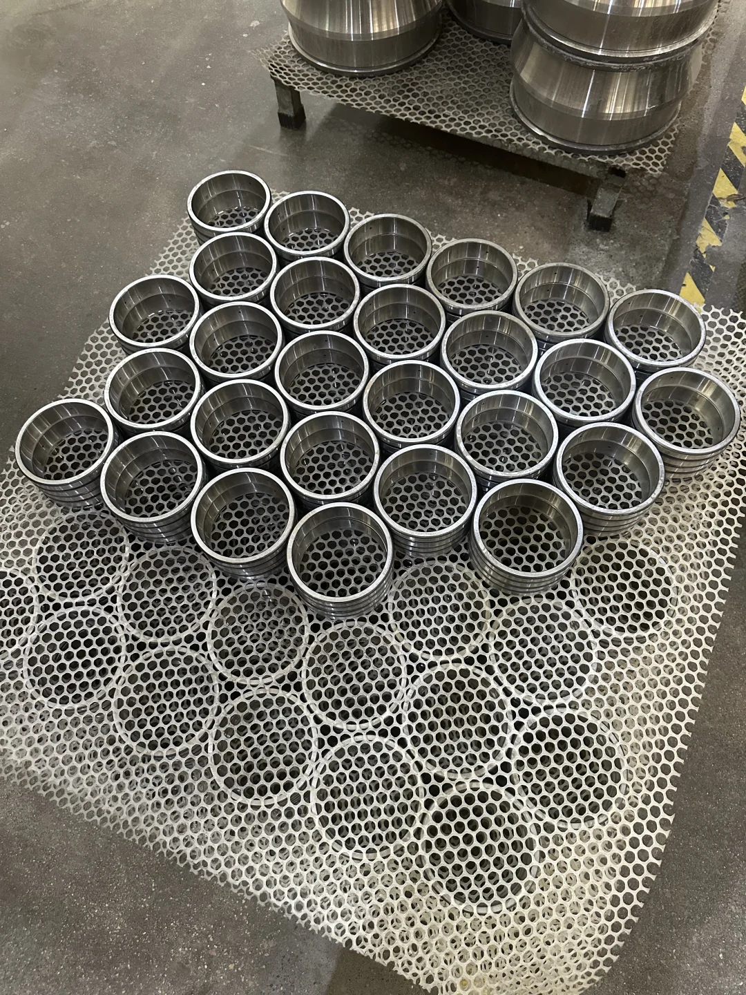 00后入职轴承工厂新媒体运营