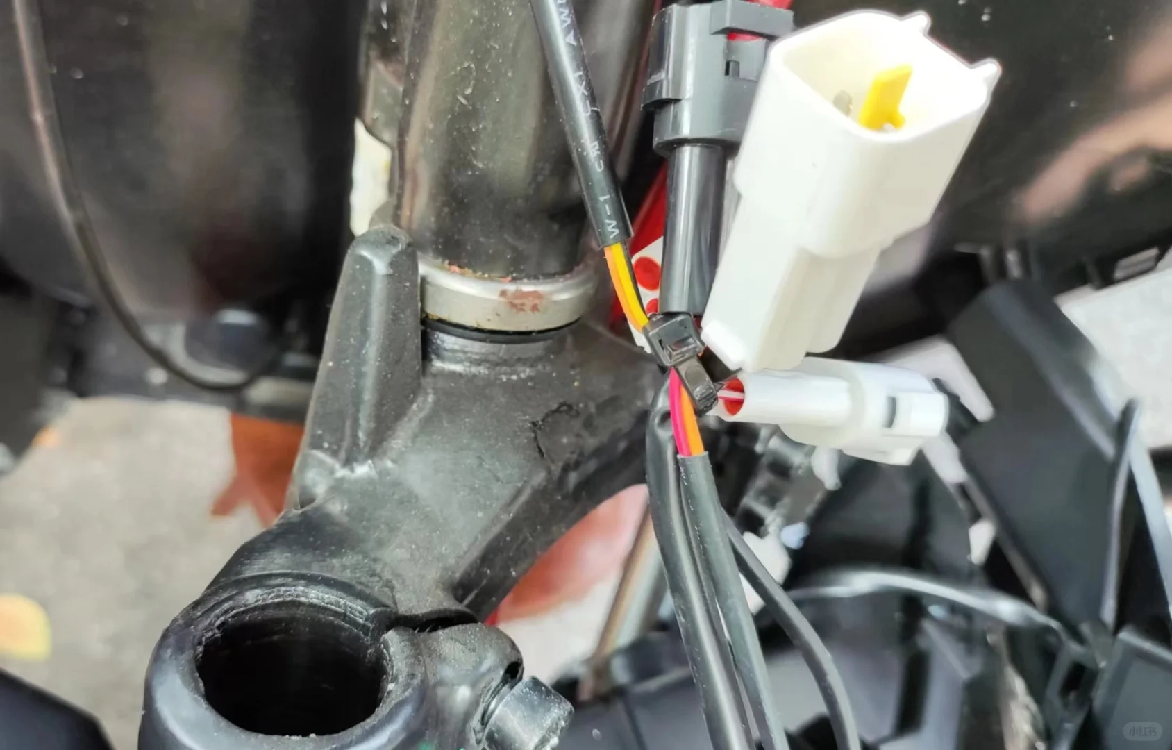 九号F90前避震换弹簧,后避震换气瓶减震