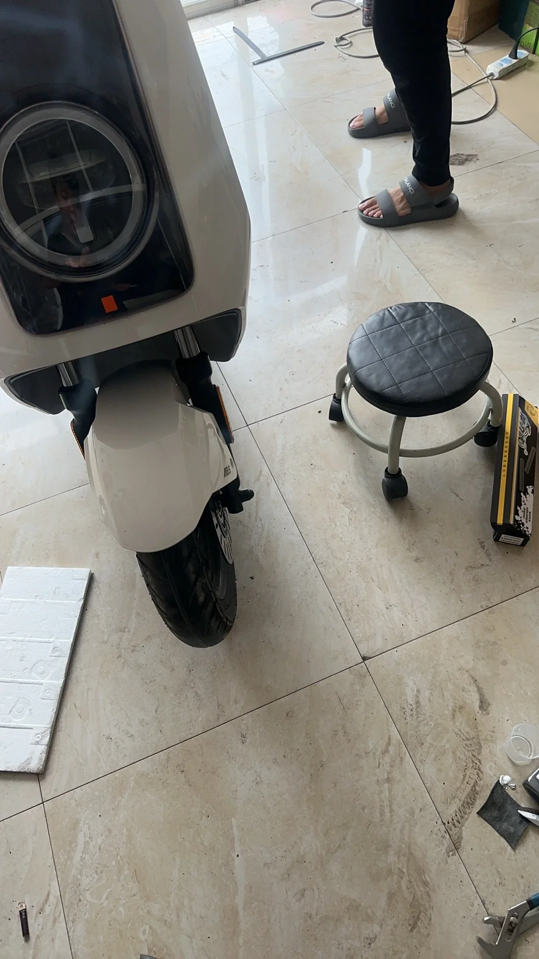 电动车前减震弹簧更换