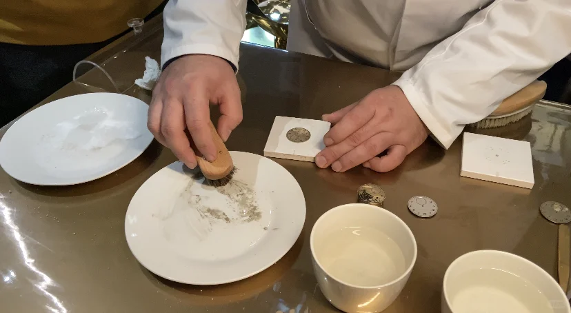 亲手打磨了半张表盘