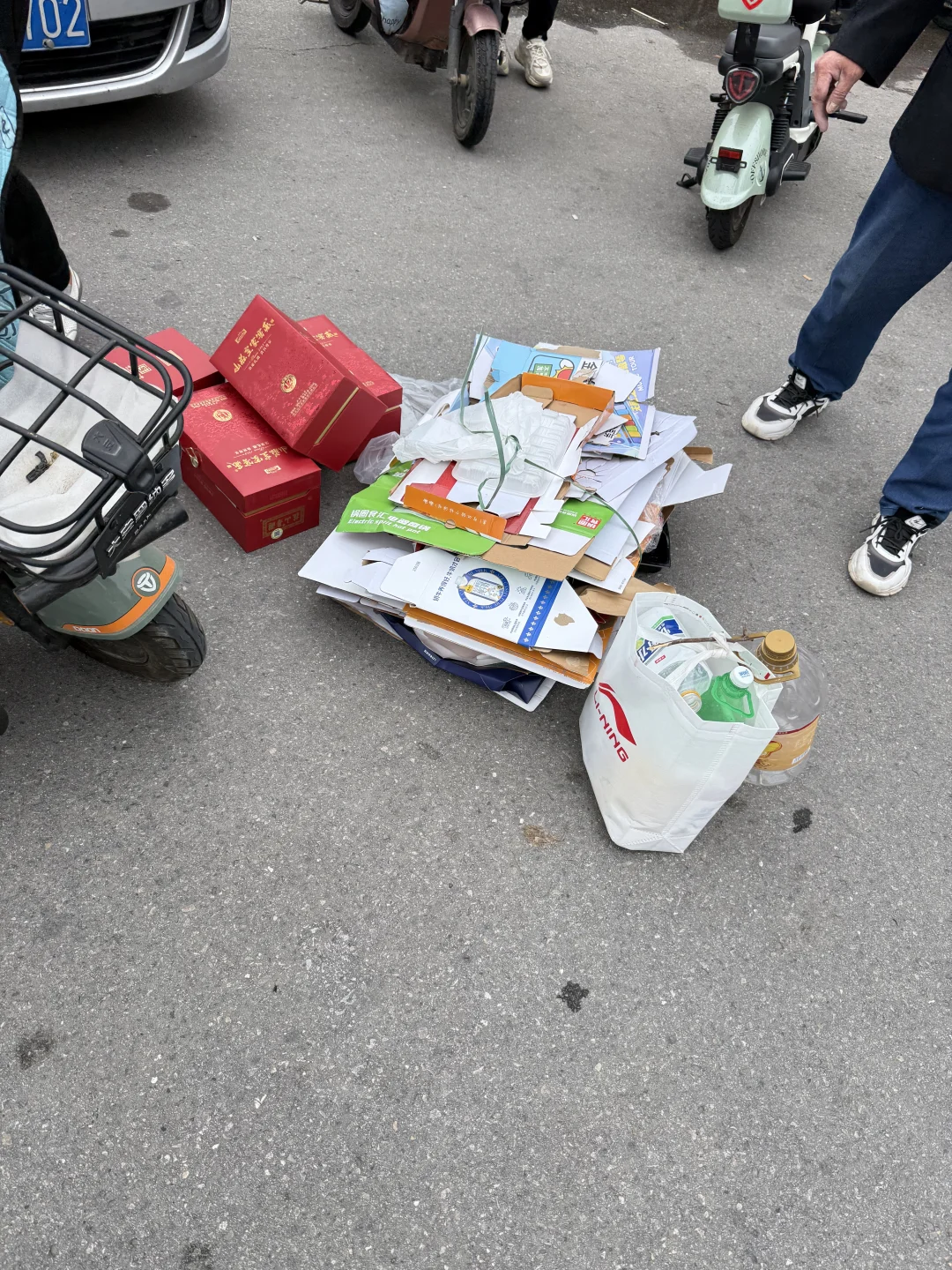 都来这儿卖纸壳子因为一斤多一毛