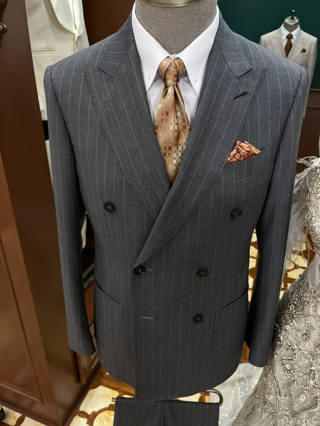 伊宁西装定制｜把“量身”焊在细节里，显瘦10斤