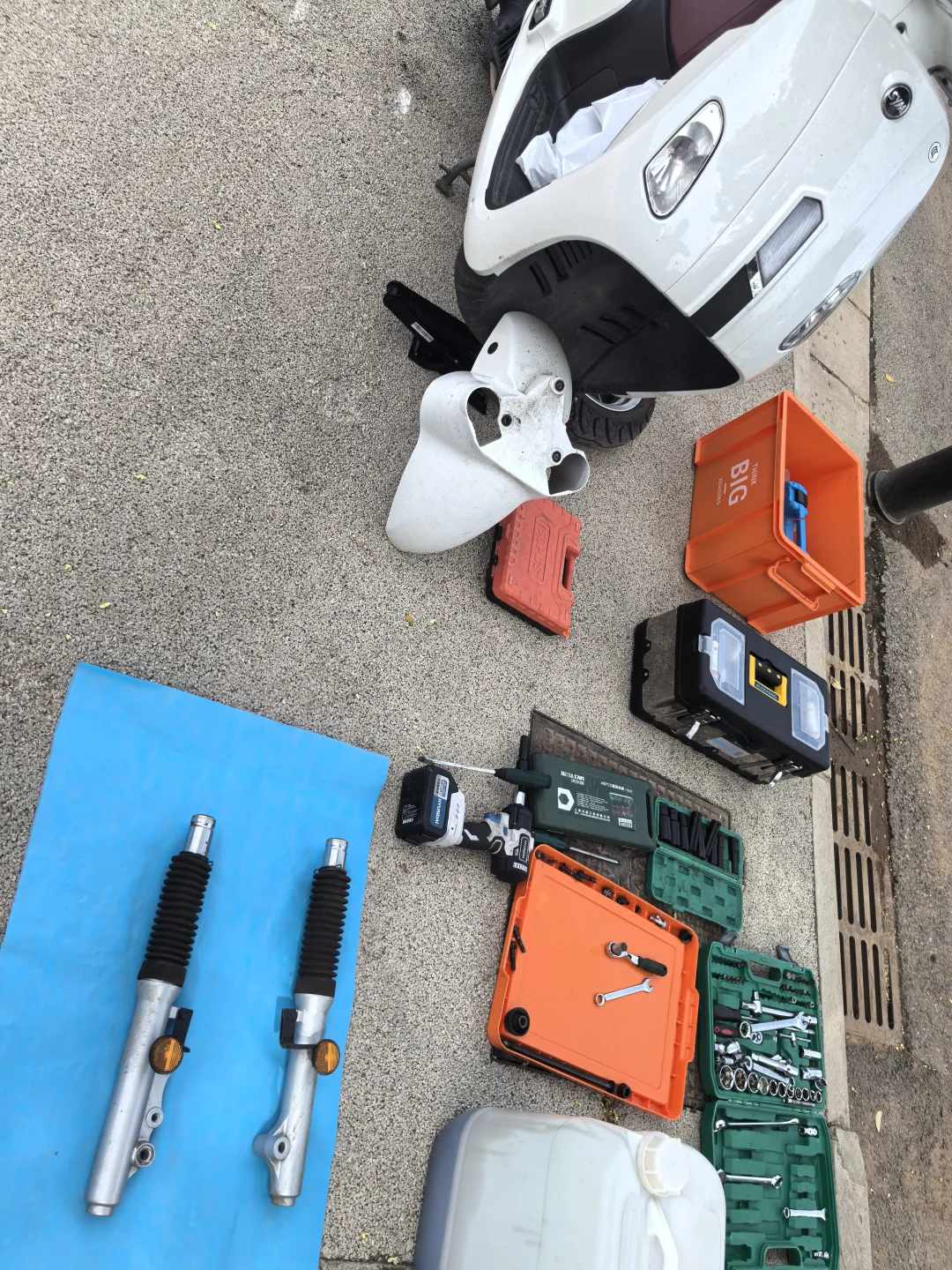 三阳飞度4前减震太硬了，换个弹簧能好点。