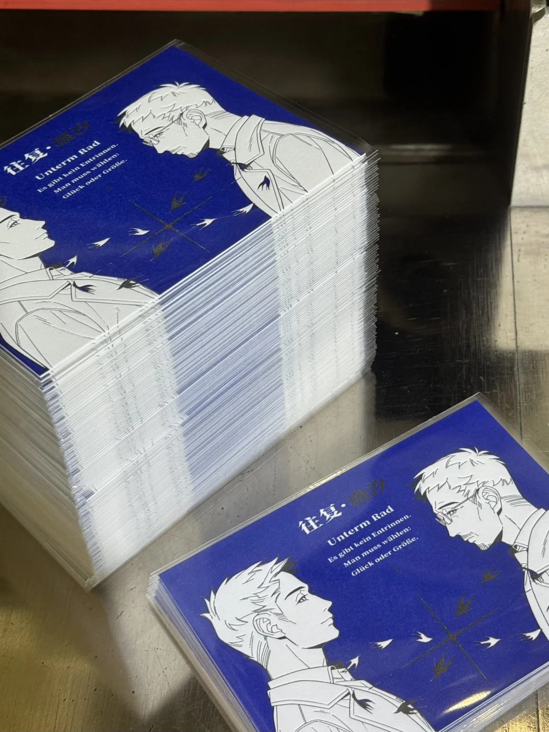 一张浓烈的克莱因蓝