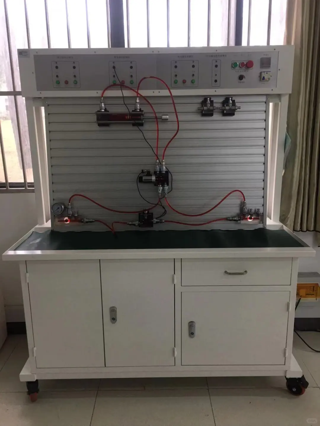 某大学液压气动实训室安装调试完成，交付使