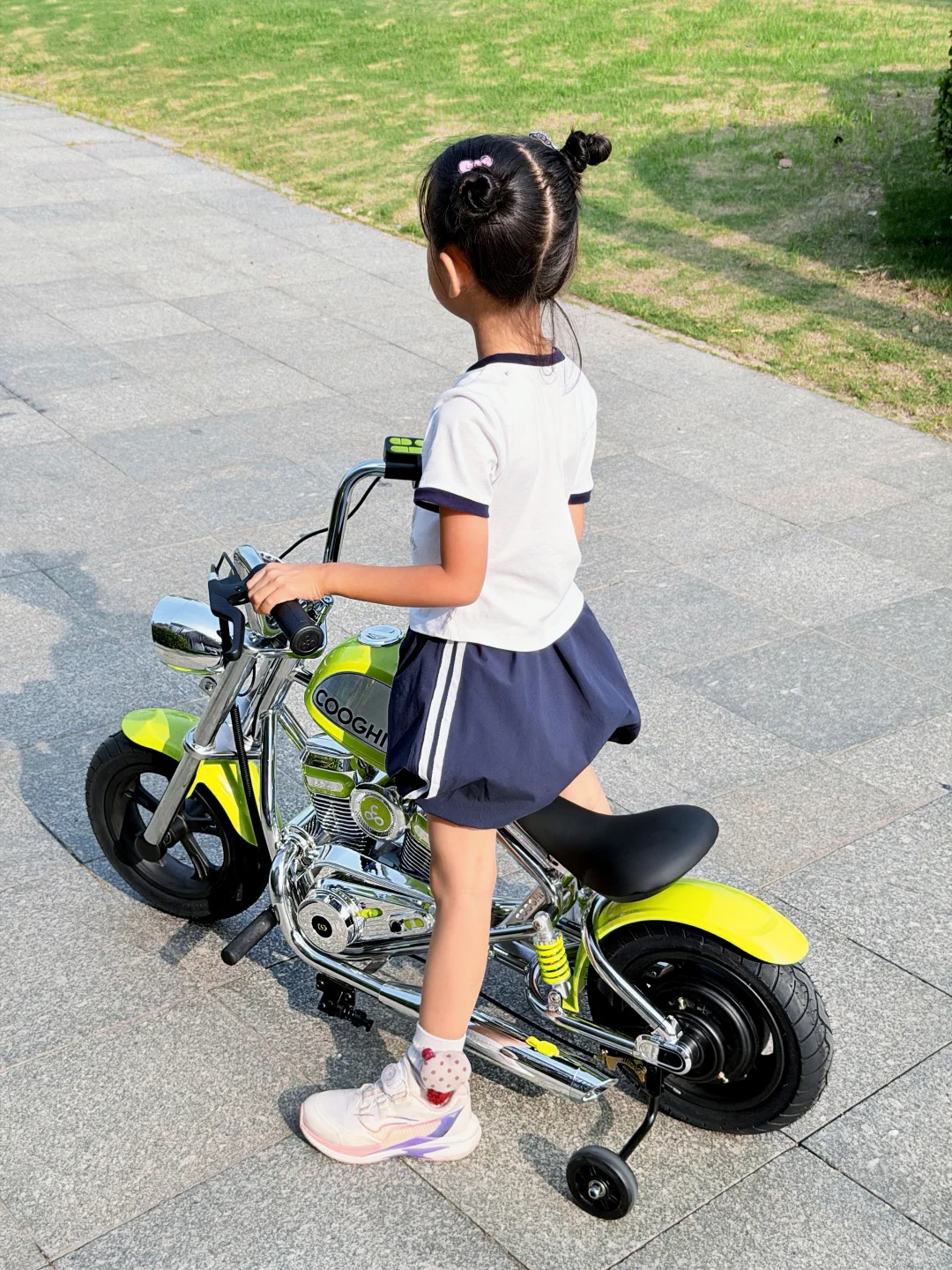 人类幼崽也骑上「哈雷」啦?小区炸街王来咯?