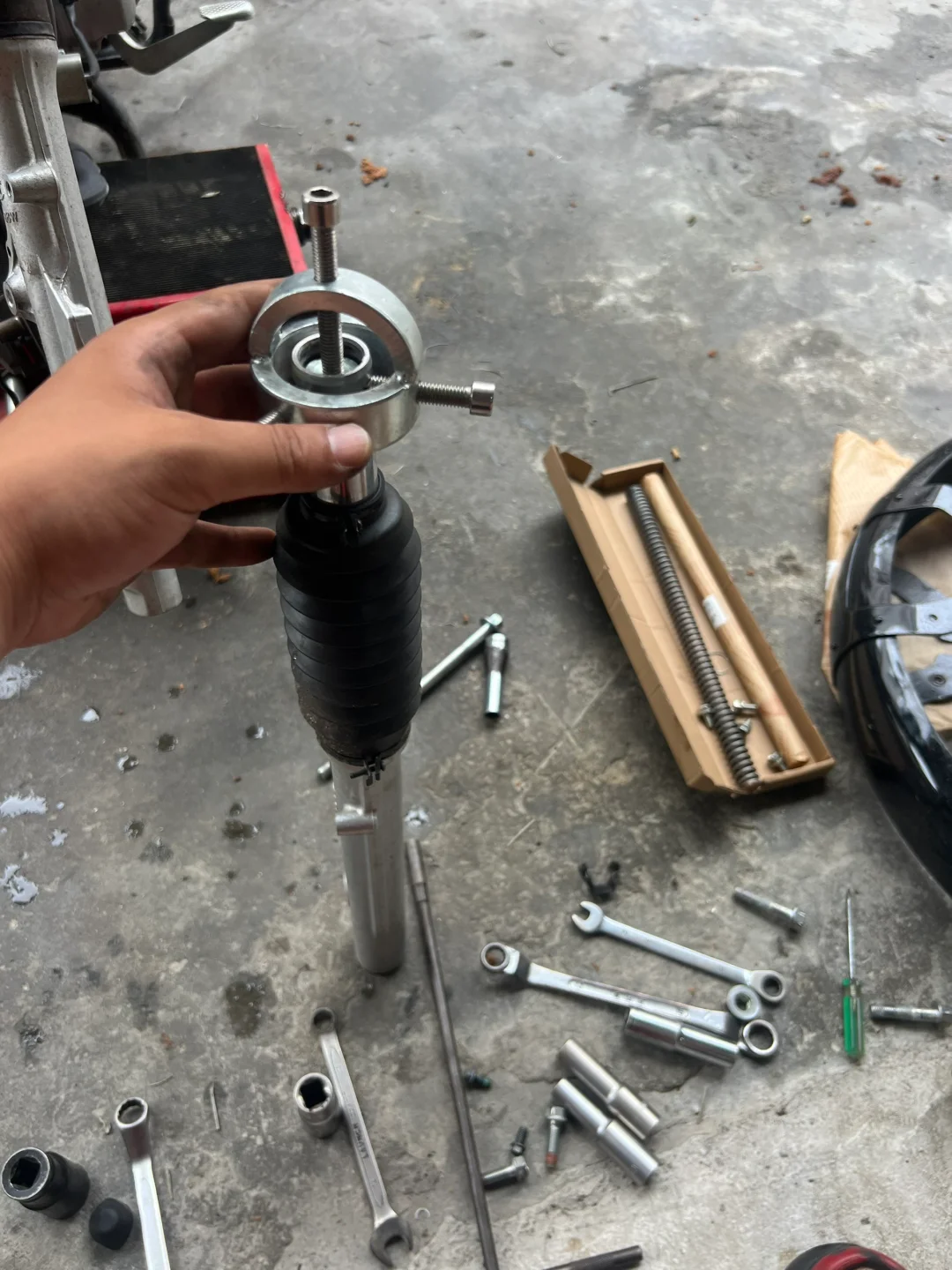 本田幼兽更换前减震弹簧