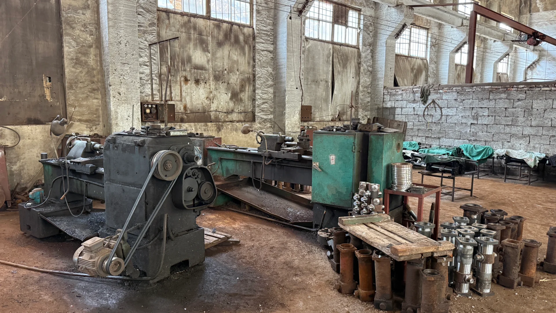 怀旧复古年代感机器车间老设备老工厂高清图