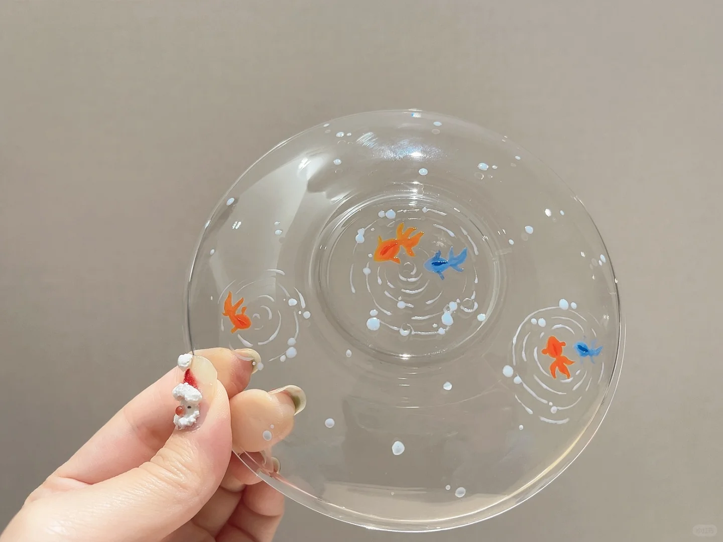 把金鱼画在碟子上