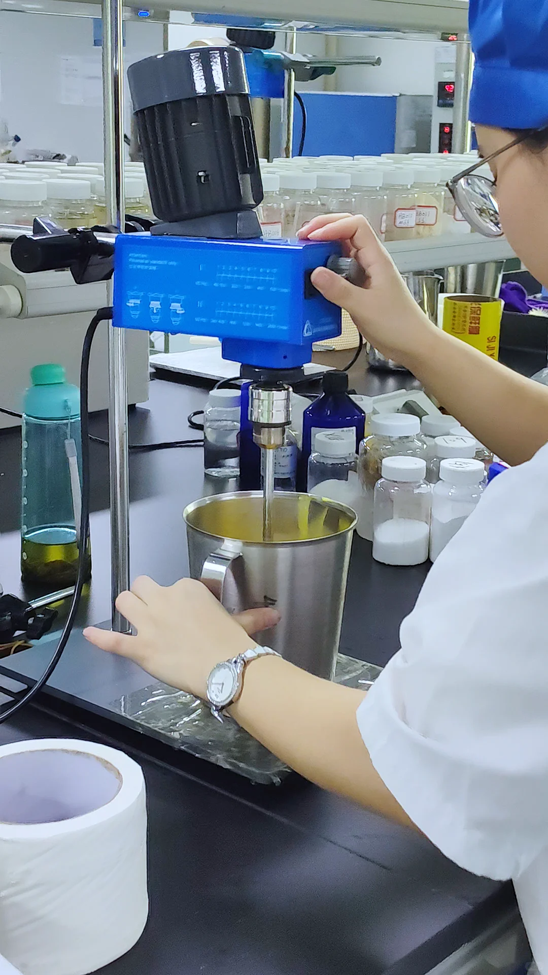 看我们的打板员正在专注调试样品