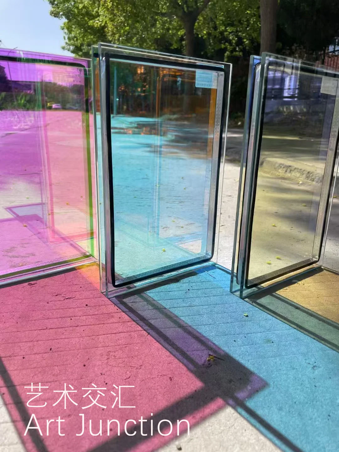 炫彩玻璃| 光与色的交织艺术