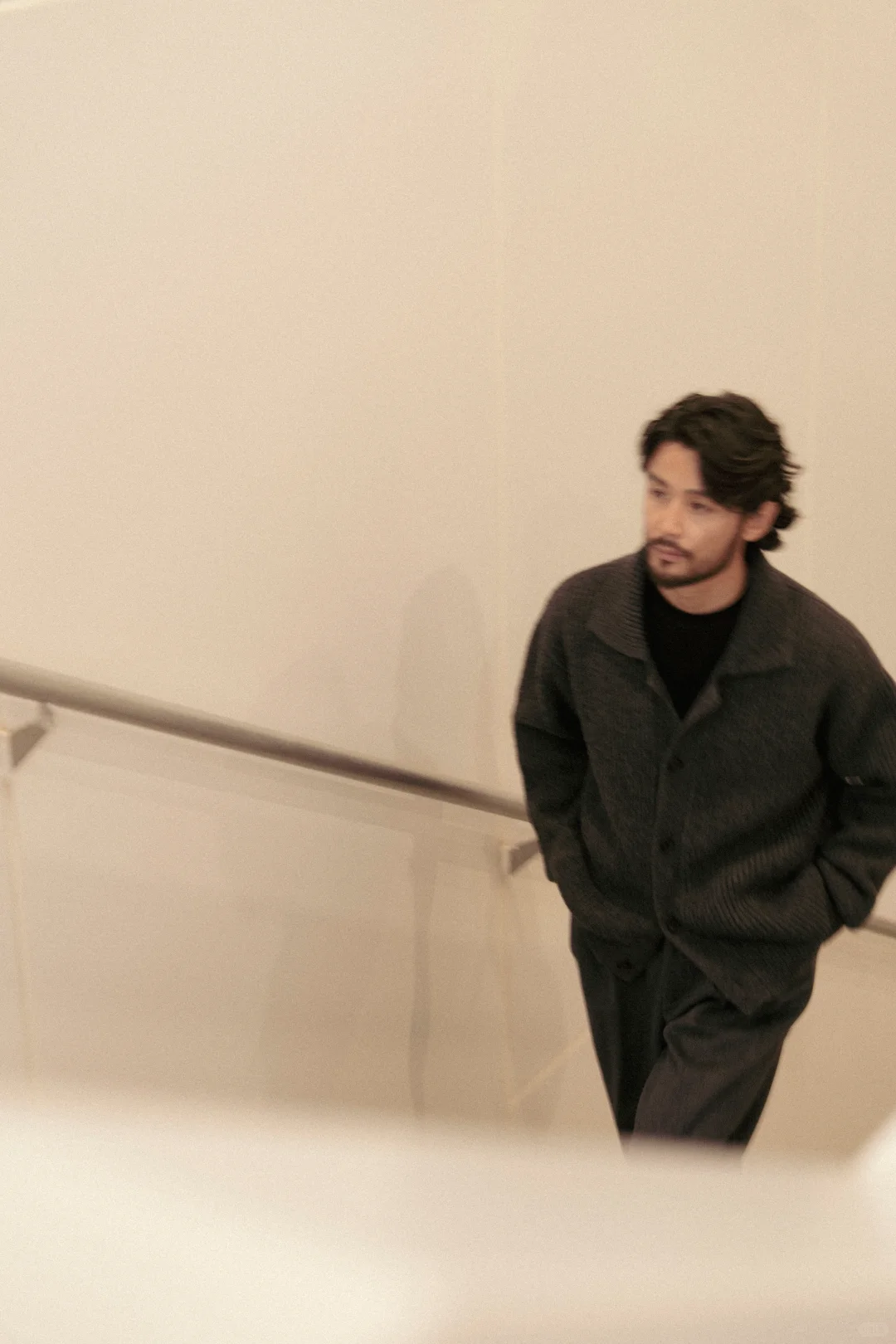 在流动的街景中，自由律动