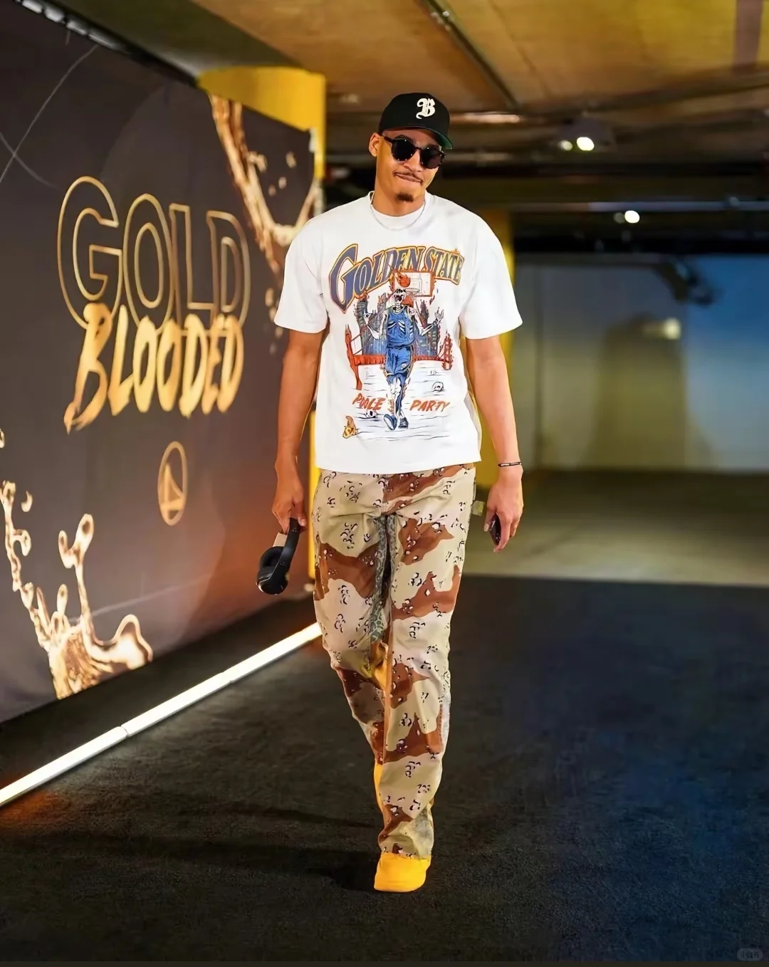 乔丹普洱的穿搭有一种上世纪的随性