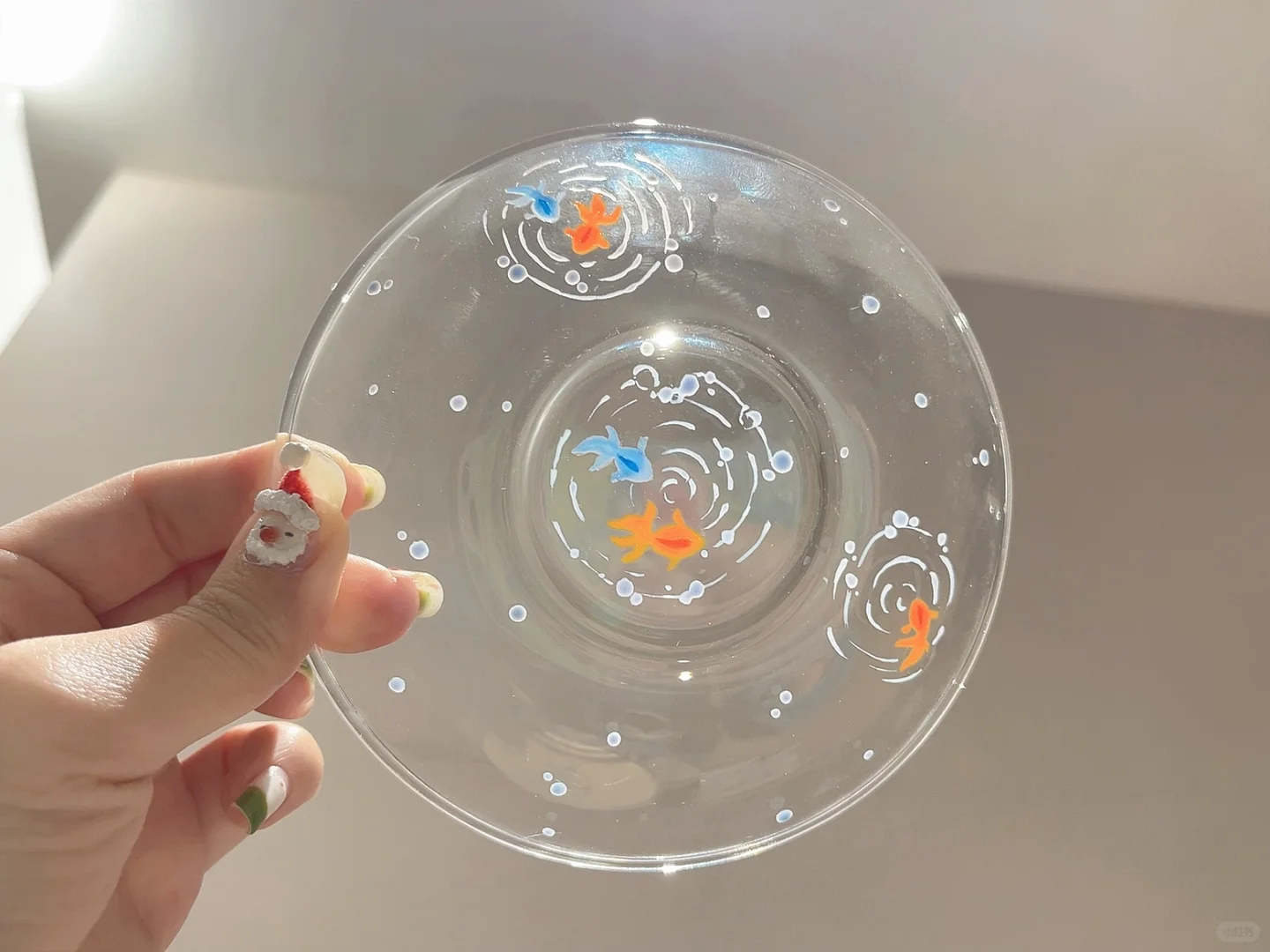 把金鱼画在碟子上