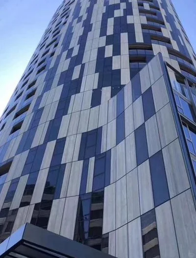 铝蜂窝板优势显著，广泛用于高层建筑外墙装饰，你了解多少？